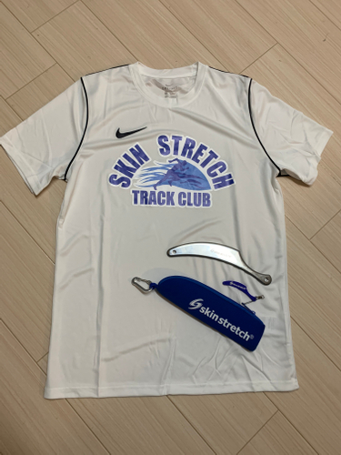 プレゼントTシャツは紺色になります。当選者の方にサイズを確認し、女性用、男性用サイズを選択しお届けいたします。ナイキ社製。