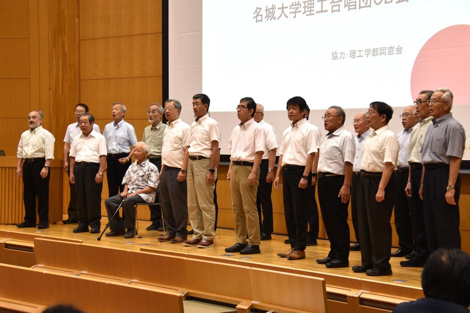 アカペラで学歌を披露する理工合唱団OB会の皆さん