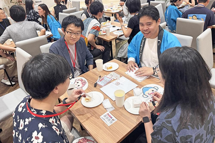 フィリピン人教師も参加者のテーブルに混じって参加している様子