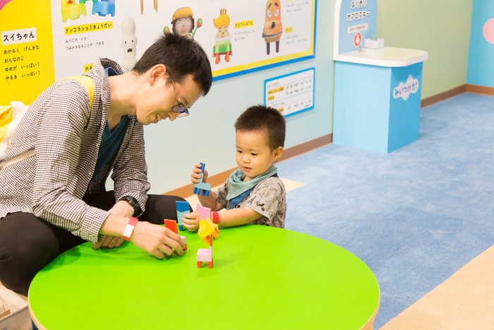 「いすのつみき」