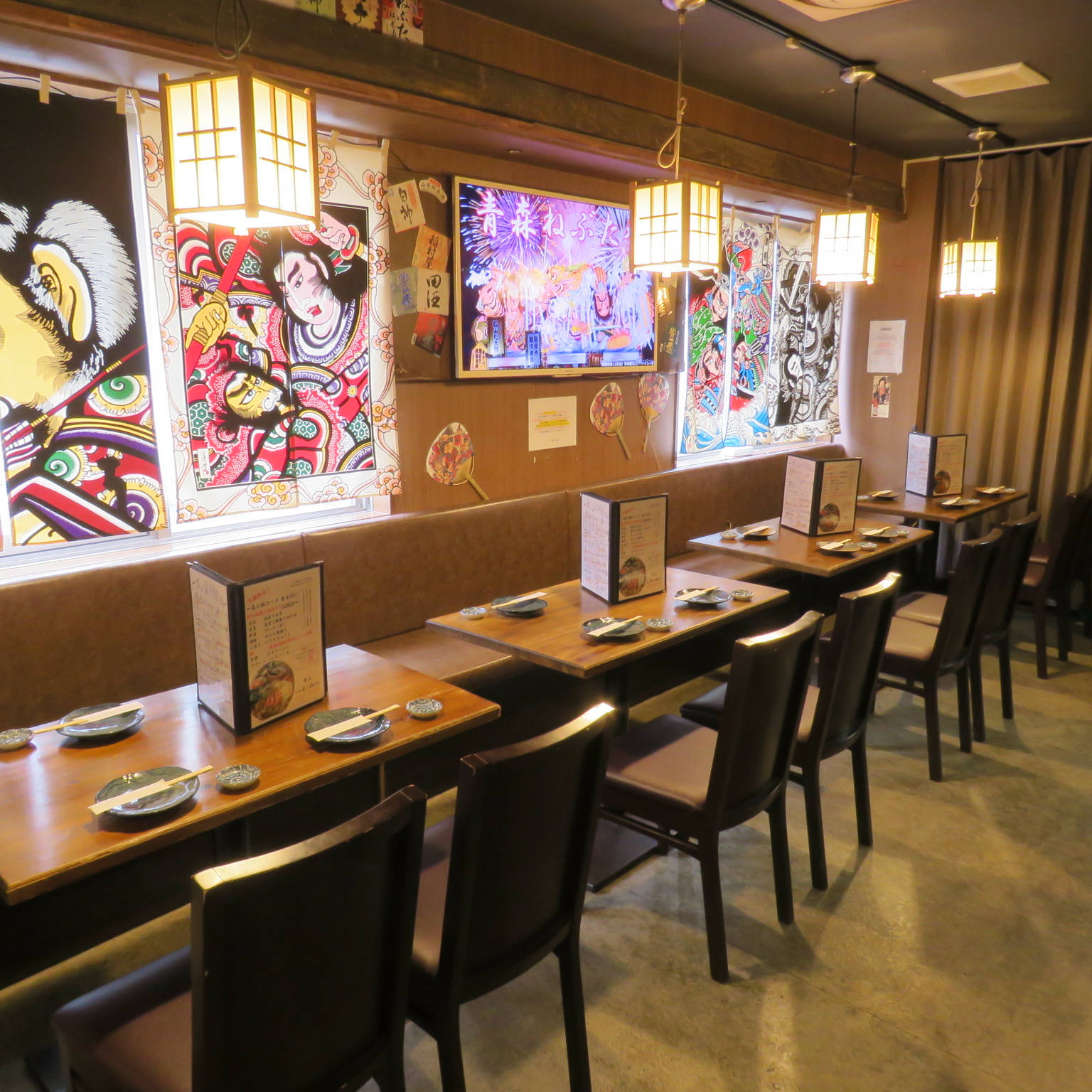 大人数にも対応可能な店内。