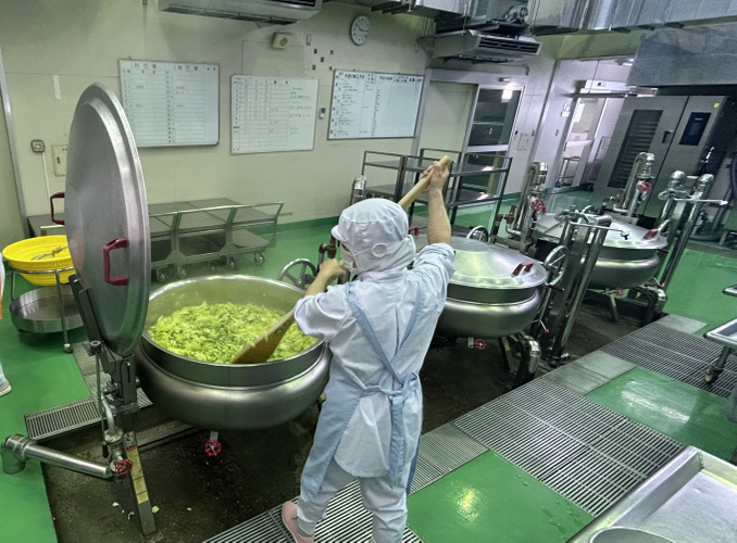 SDHが調理業務を受託している香春町学校給食センターでの調理の様子