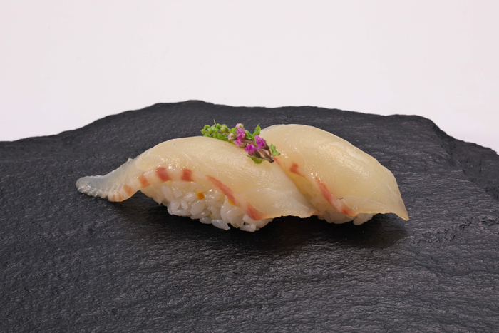 1日20皿限定の匠の一皿、愛媛県産 活桜鯛柚香にぎり