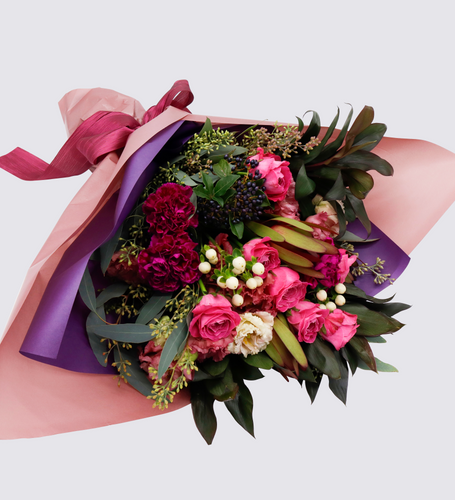 バラと季節のお花のナチュラルな花束