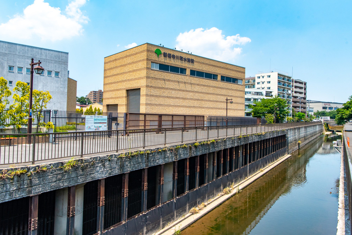 川の水を地下トンネル（調節池）に取り込むための取水口