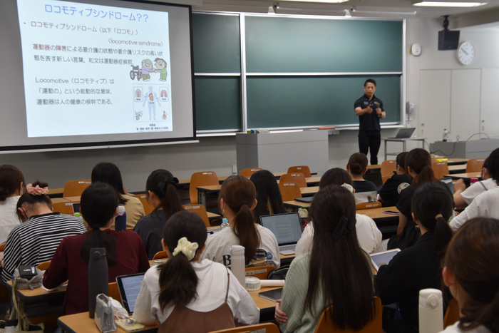 講義に臨む岡田教授