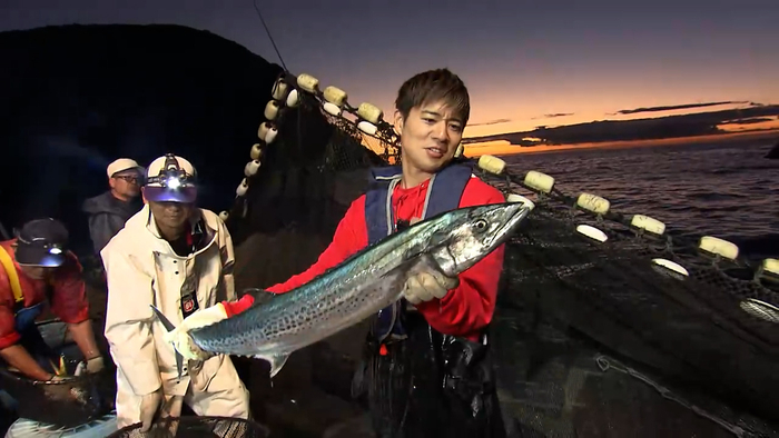 魚を持ち上げる辻本達規(BOYS AND MEN)