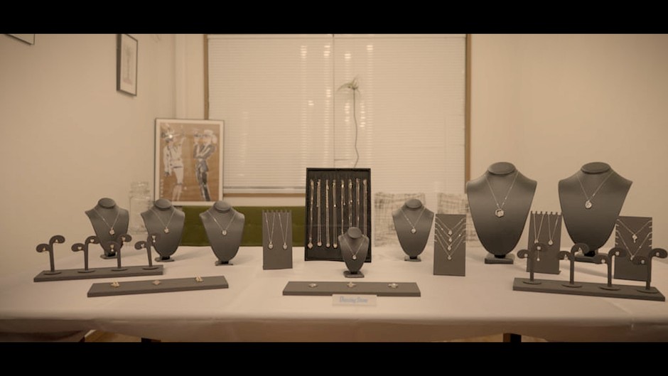 誕生日にはDancing Stone® ≪出張!Jewelry Shop≫スペシャルムービー