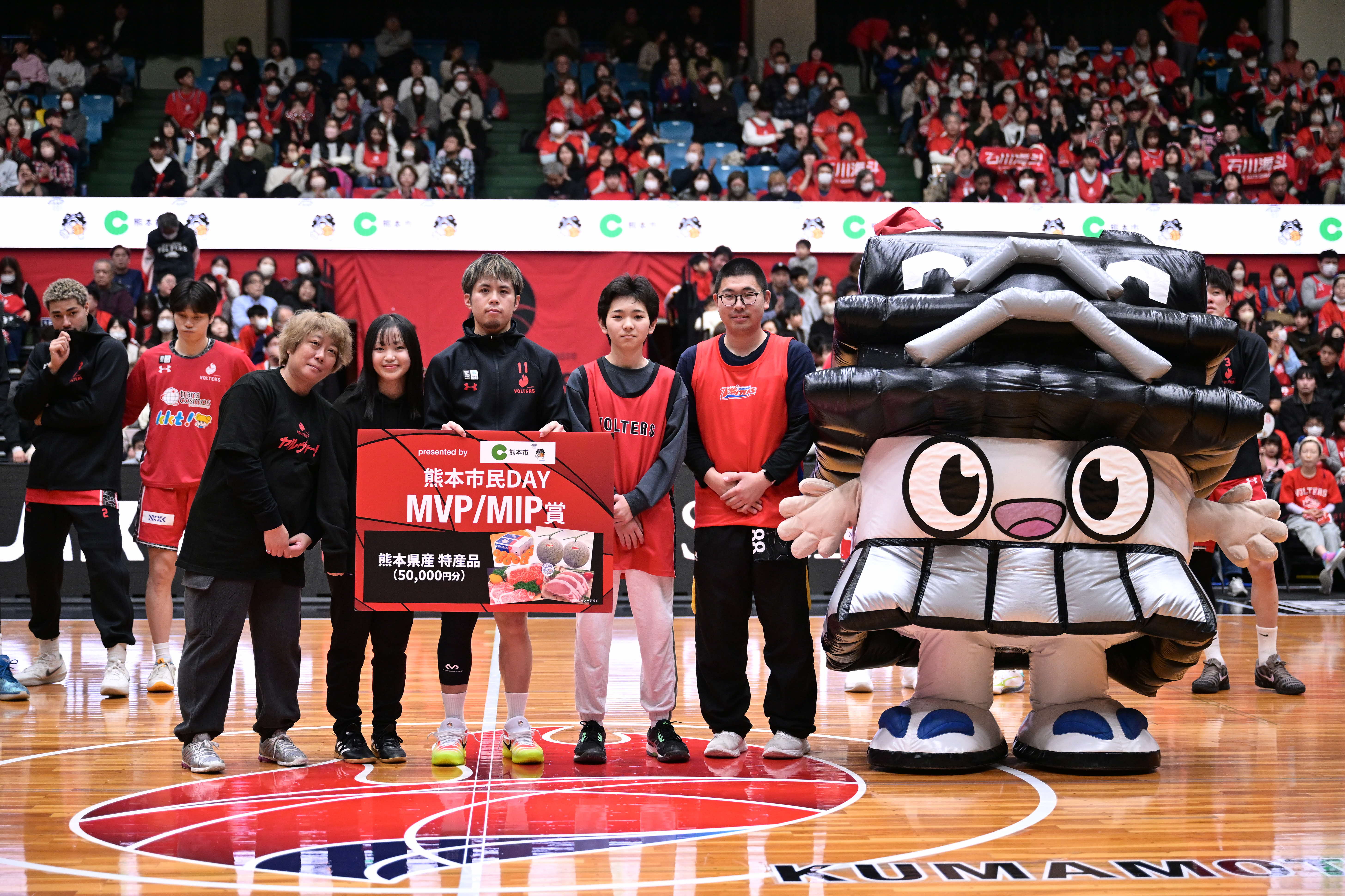 ▲ヴォルターズが招待した特別観戦体験会に参加したくまもとアプリ抽選会当選者の方々