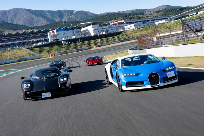 THE SKY GROUP DAY パレードラン (左)PaganiUtopia (右) BugattiChironSport