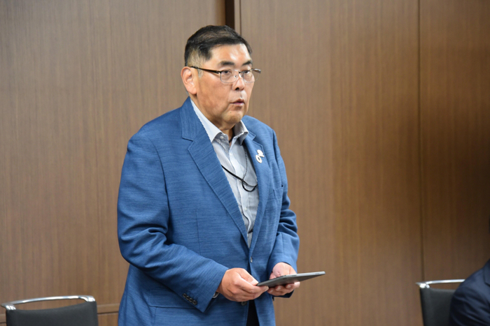 あいさつする小原学長