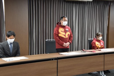 出場報告をする米田監督ら