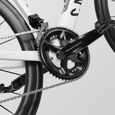 完成車全サイズでクランク長を見直し。2XSでは160mm（従来165mm）、XSサイズでは160mm（従来170mm）、Sサイズでは165mm（従来170mm）、Mサイズでは165mm（従来172.5mm）を標準採用。より開いた股関節角度を実現し、関節への負担軽減と高ケイデンスでのペダリング効率向上に貢献します。