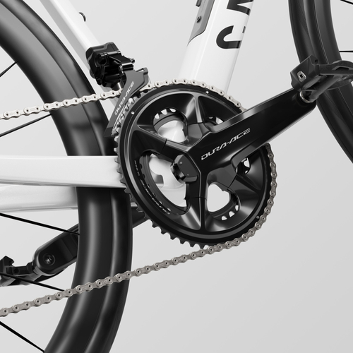 完成車全サイズでクランク長を見直し。2XSでは160mm（従来165mm）、XSサイズでは160mm（従来170mm）、Sサイズでは165mm（従来170mm）、Mサイズでは165mm（従来172.5mm）を標準採用。より開いた股関節角度を実現し、関節への負担軽減と高ケイデンスでのペダリング効率向上に貢献します。
