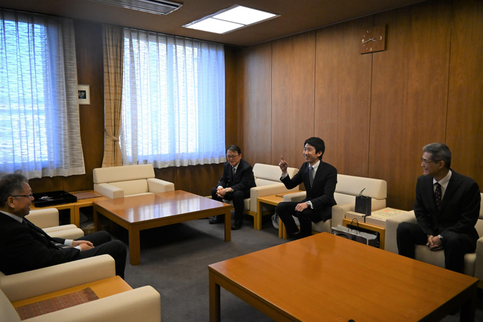 学位記授与後の懇談の様子