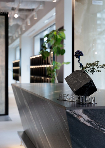 受付カウンター：4D CERAMICS KUROKA 4D