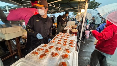 お振舞いのはらこ飯は場内でお召し上がりください。