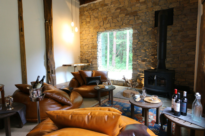 暖炉や囲炉裏にに自然と人が集まる間取りのゲストハウス