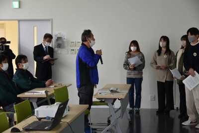 学生に質問する加藤店長(中央)