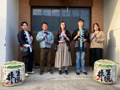 原田酒造の原田晃宏社長(左から2人目)と日本酒研究会のメンバー
