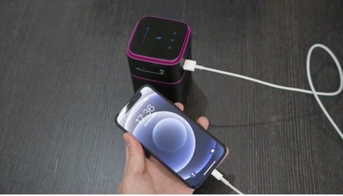 大容量バッテリー内蔵　コードレス再生やスマホの充電にも