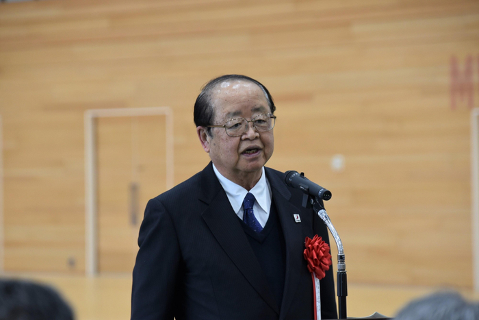 あいさつする立花前理事長