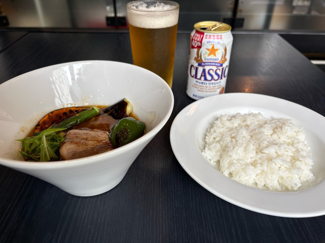 スープカレー（とんこつ）とサッポロクラシックビールのセット