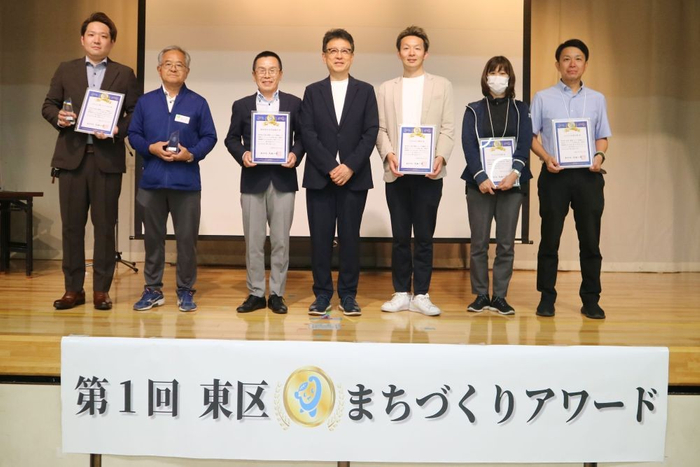 大西熊本市長（中央）を囲み、「健康パチンコ体験会」に携わる地域の皆様、参画企業の皆様と。