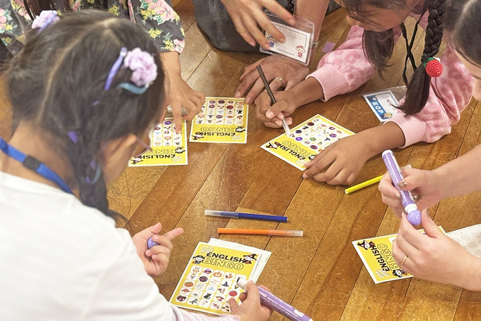 English BINGOに夢中の子どもたちの様子