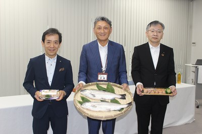 成長したベニザケ、刺身、寿司を手にする（左から）澁谷社長、伊藤社長、平野学長＝福島市の「いちい」本社で7月20日