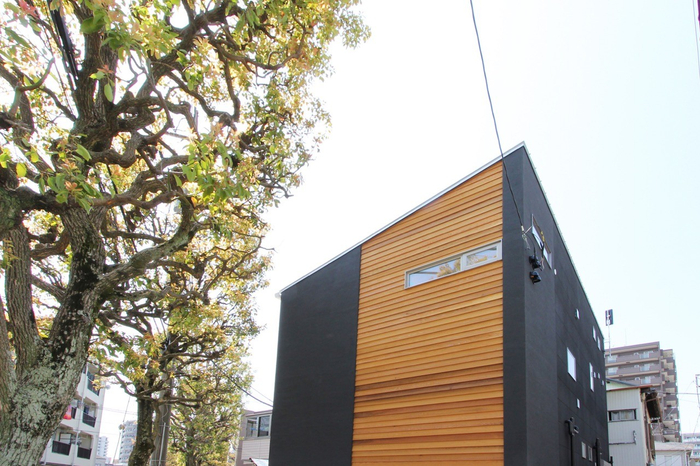 【東京都江戸川区｜28坪】スタイリッシュの外観が個性的な、車好きが憧れる二世帯ガレージハウス。