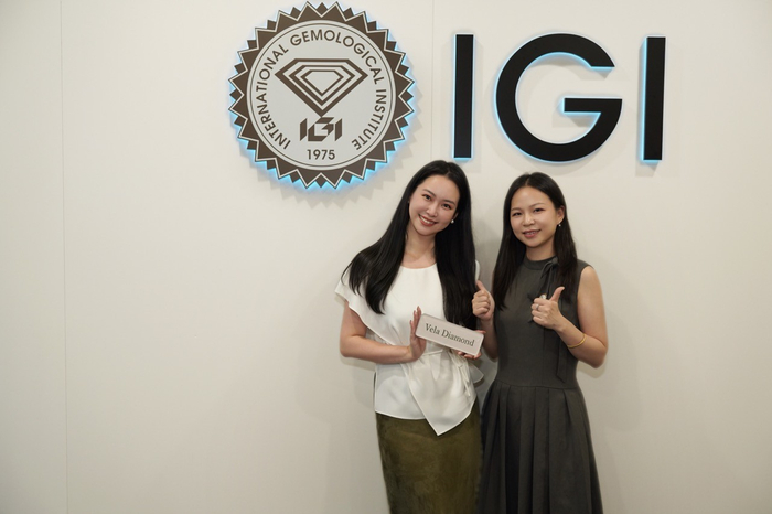 左：Vela Diamond Founder / 桜木 麗佳　右：IGI Asia Pacific Head Office / Rita Xu氏