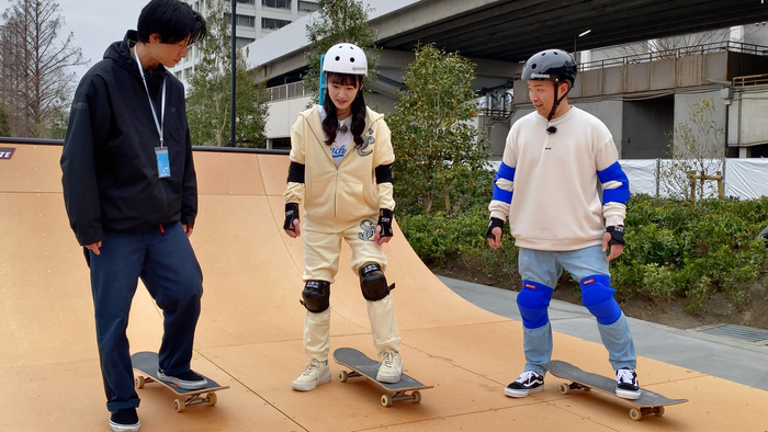 スケボーショップ「ライダース」松田さん（左）の指導