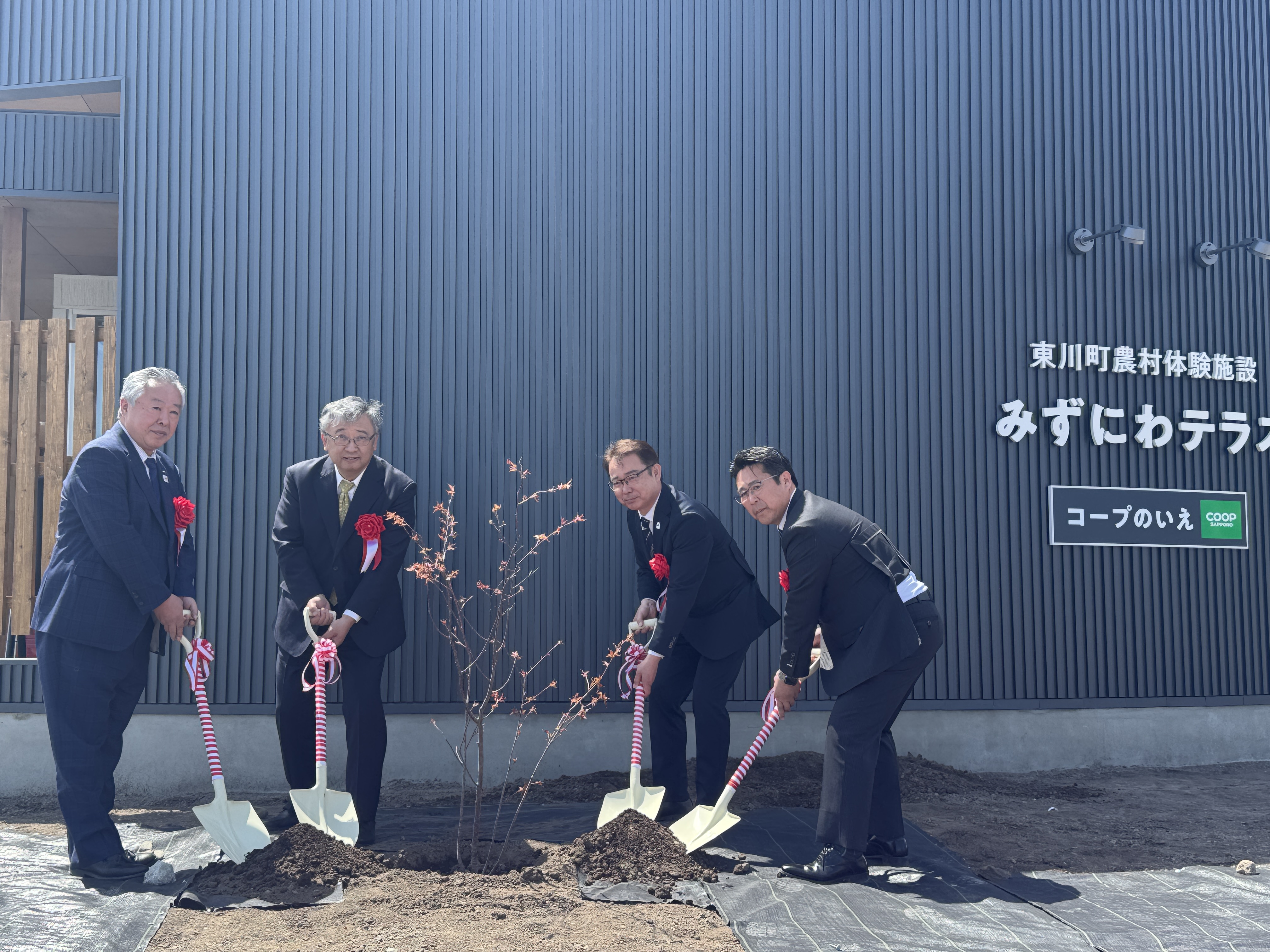「みずにわテラス」に植樹している様子