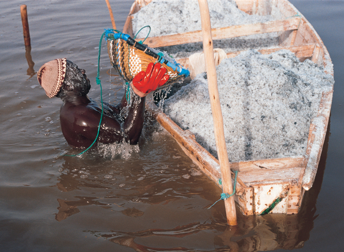 (Photo_03)　ラック・ローズと呼ばれるレトバ塩湖　(セネガル)　2001年頃　撮影：片平孝