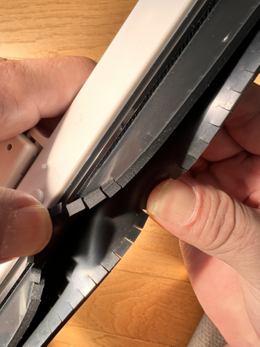 2枚のゴムの切り込みが床の汚れをかきとる