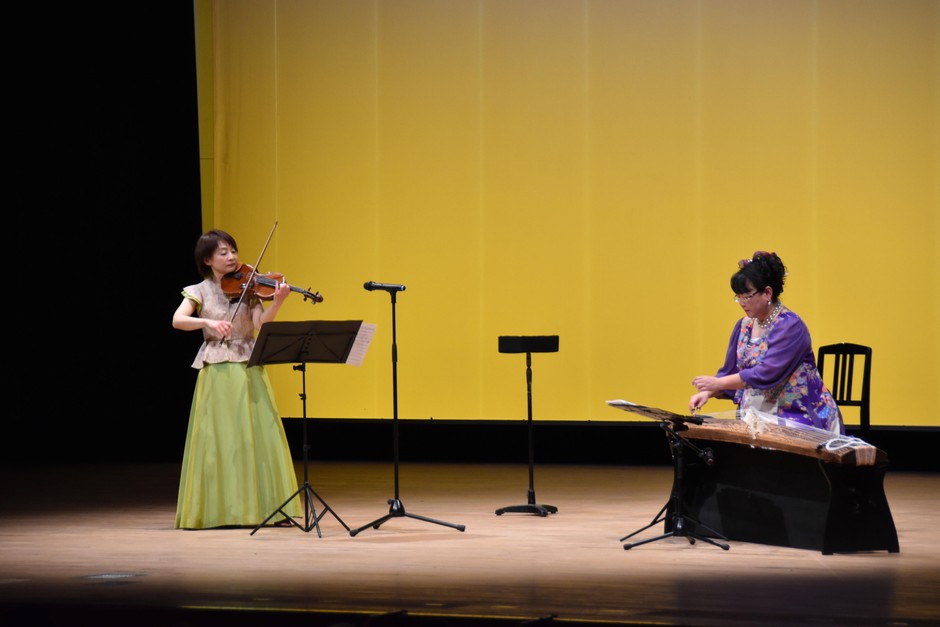 ヴァイオリン演奏者の大橋淑恵さん(左)と箏演奏者の笹野大栄さん