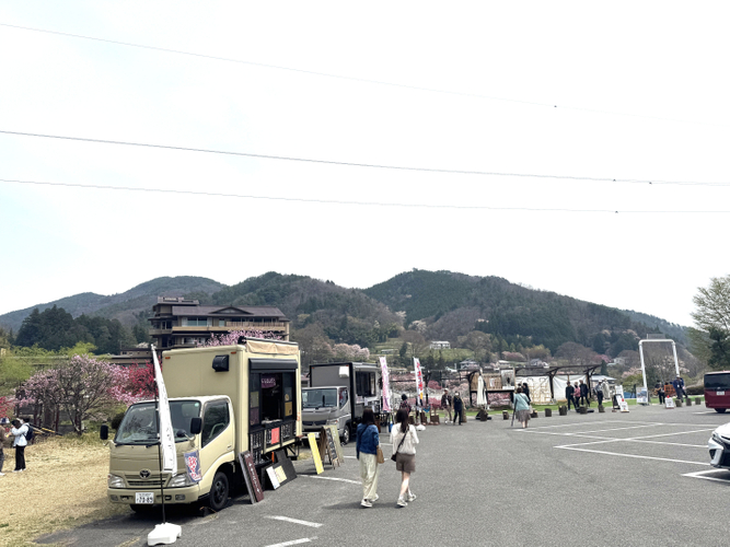 旅館の大型駐車場にキッチンカー商店街をオープン