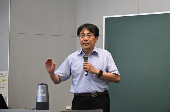 挨拶する田中社会連携センター長