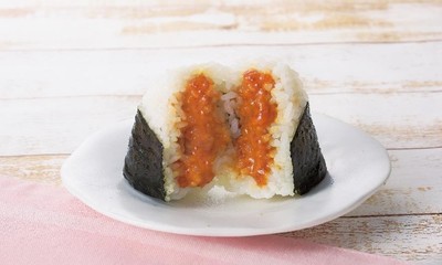「サーモンパンチ監修 コチュジャンとサーモンのユッケ丼風おにぎり」(税込 170 円)