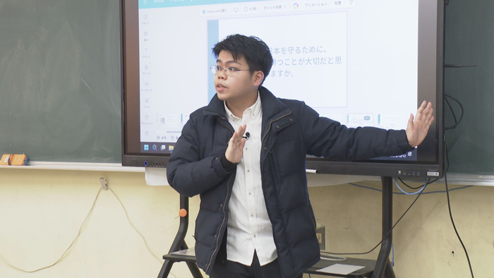 高校で核兵器の恐ろしさを伝える高橋悠太さん