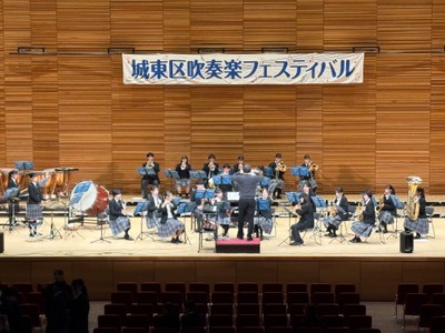 大阪信愛学院中学校・高等学校　吹奏楽部（城東区吹奏楽フェスティバルでの演奏の様子）