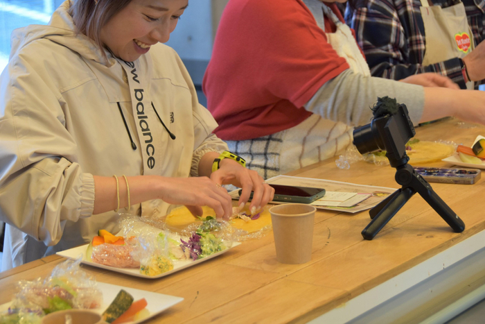 参加者自らラップサンド作り