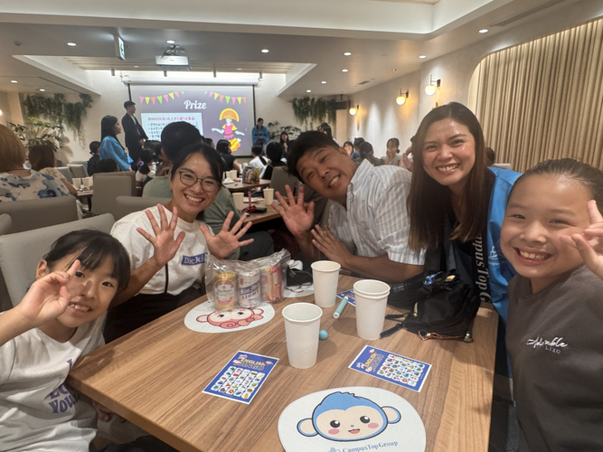 英語BINGOで景品をゲットして大喜びの参加者の様子