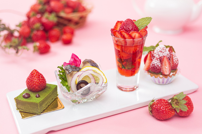 左から、「苺と抹茶のテリーヌ」・「鰆のたたき ルッコラ添え」 「苺のジュレ」・「苺抹茶タルト」
