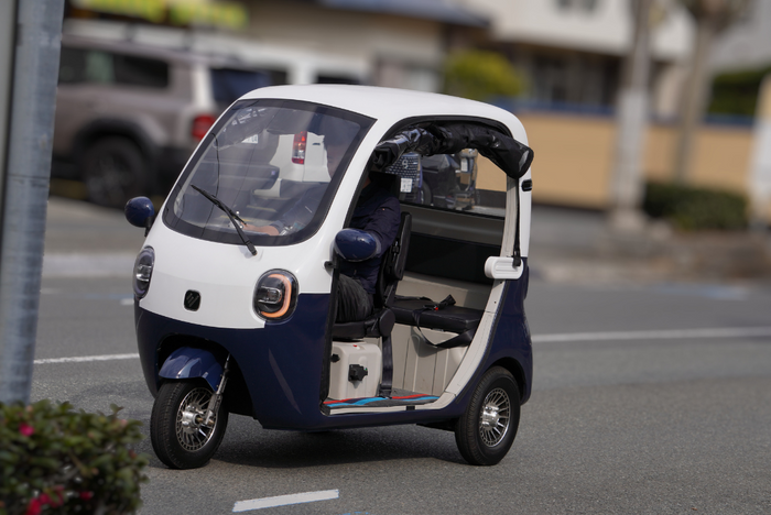 湘南の町を走行するビベルCOCO