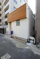 YouTubeで37万回再生を突破！13坪の極小地に建つ、シニア夫婦の「シンプルで豊かな四角い家」が話題に