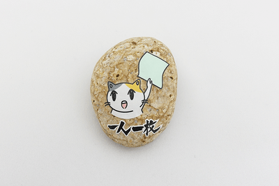 「なにかを配るネコ」