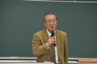 講評を述べる大野副学長