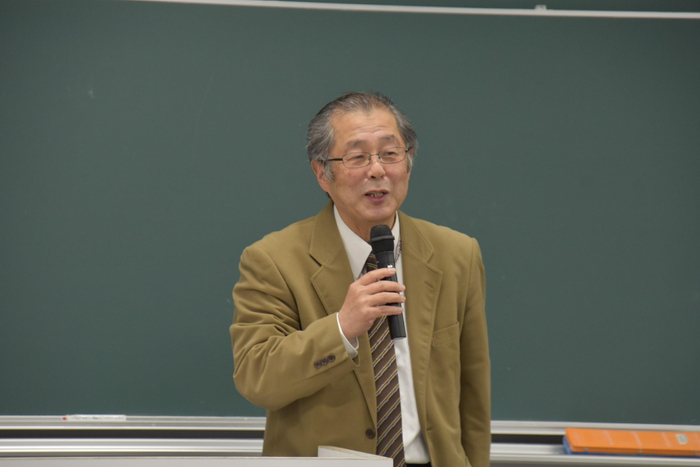 講評を述べる大野副学長